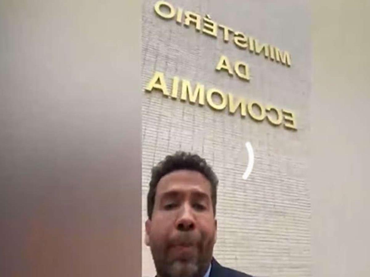 Janones acusa governo Bolsonaro de reduzir salário mínimo e aposentadorias  - Politica - Estado de Minas