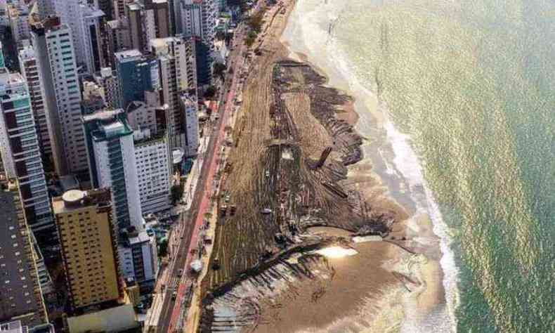 Obras de alargamento da faixa de areia da Praia Central 