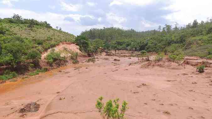 Drone sobrevoa a rea atingida pela lama que desceu de duas barragens em Bento RodriguesLuciomar Mendes
