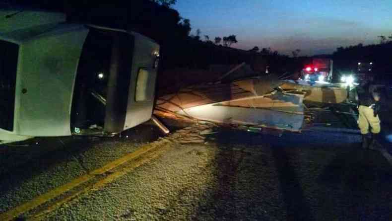 A carga levada pela carreta se espalhou pela rodovia(foto: Anjos do Asfalto MG / Divulgao)