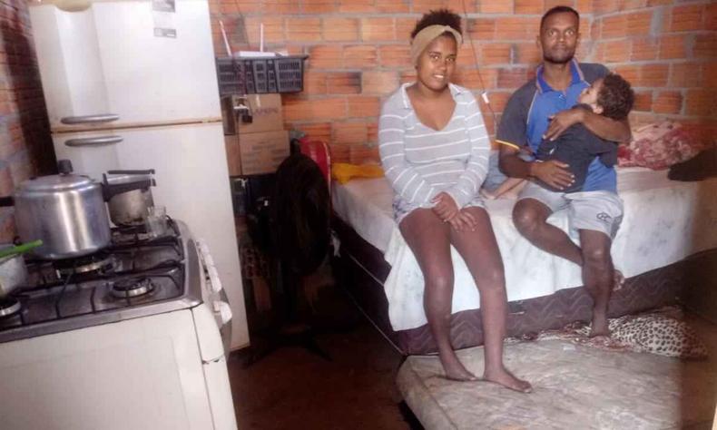 (foto: Sérgio Vasconcelos/Gazeta de Araçuaí) Fabrício e Joice fazem malabarismos para cobrir gastos de filho com paralisia cerebral: recurso ajudou em despesas básicas
