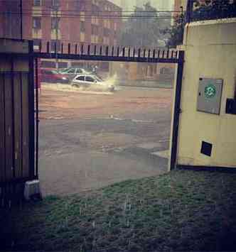 A internauta Cibelle Lcia fotografou a chuva de granizo no Bairro So Luz(foto: Cibelle Lcia)