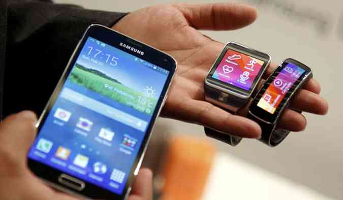 Samsung S5, o smartwatch Gear 2 e o Gear Fit: sensaes na feira(foto: ALBERT GEA/REUTERS)