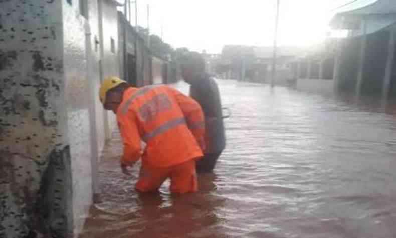 chuva em itajub deixou ruas alagadas