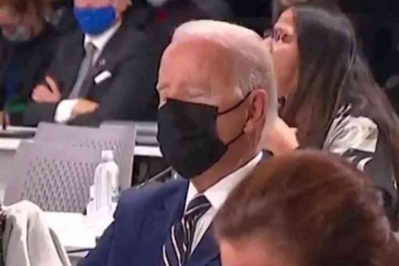 De mscara e terno, Joe Biden cochila na abertura da COP26 