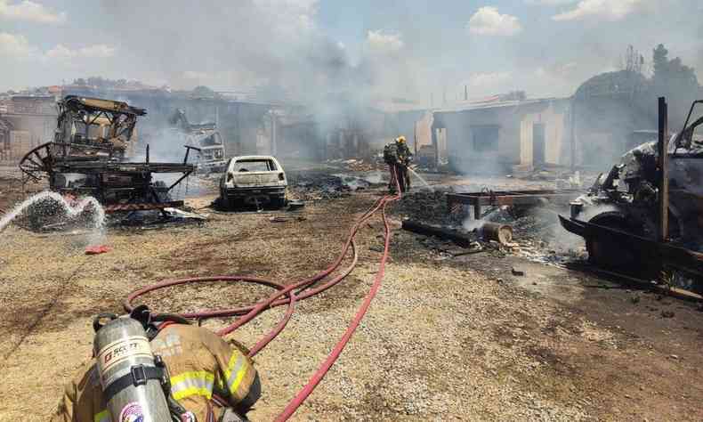 Fogo teria comeado em matagal e ameaou outros imveis