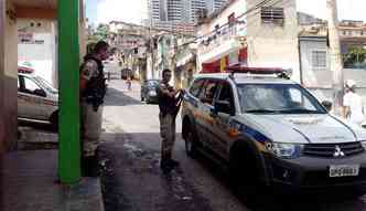 Operao policia na Rua Treze de Setembro, entre Raja e Baro Homem de Melo(foto: Jair Amaral/EM DA Press)
