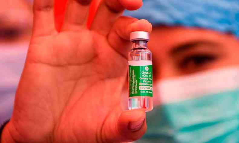Um profissional de sade mostra um frasco da vacina contra a COVID-19 da AstraZeneca-Oxford, no Hospital Patan perto de Kathmandu em 27 de janeiro de 2021(foto: Prakash Mathema/AFP)