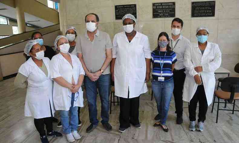 Kalil posa ao lado da equipe que aplica as vacinas no local(foto: Juarez Rodrigues/EM/DA Press)