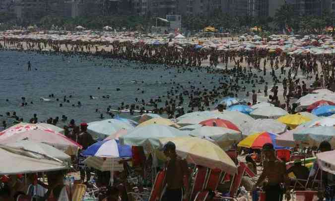Banhistas aproveitam o dia de intenso sol e calor, lotando a Praia do Arpoador, Zona Sul do Rio de Janeiro(foto: Agncia O Dia)
