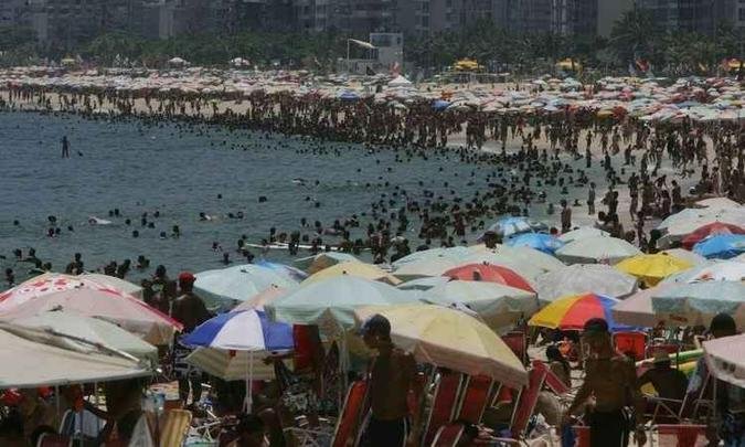 Banhistas aproveitam o dia de intenso sol e calor, lotando a Praia do Arpoador, Zona Sul do Rio de Janeiro(foto: Agência O Dia) Banhistas aproveitam o dia de intenso sol e calor, lotando a Praia do Arpoador, Zona Sul do Rio de Janeiro(foto: Agência O Dia)