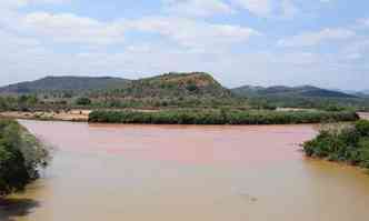 Mancha vermelha no encontro do Rio Doce com o Rio Santo Antnio, em Naque(foto: Gladyston Rodrigues/EM/D.A Press)