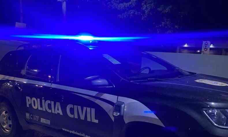 Viatura da Polcia Civil mineira estacionada  noite e com giroflex ligado. 