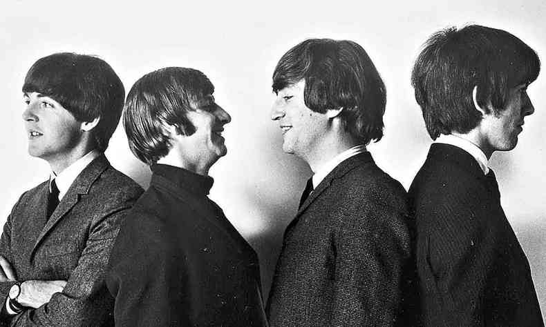 Foto dos anos 1960 mostra os jovens Paul McCartney, Ringo Starr, John Lennon e George Harrison, lado a lado