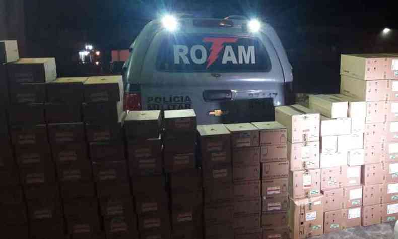Caixas e gales de produtos foram apreendidos pela Rotam(foto: Polcia Militar/Divulgao)