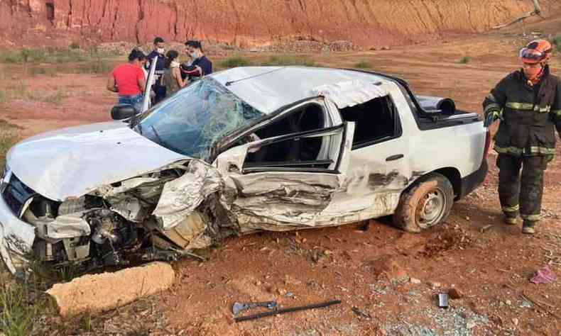 Caminhonete Renault Duster Oroch teve sua lateral destruda(foto: Divulgao/Corpo de Bombeiros)