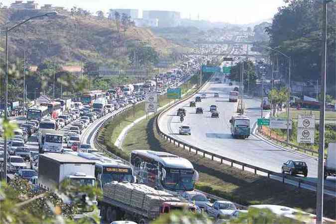 Interdio da Avenida Pedro I provocou engarrafamento na MG-10(foto: Edsio Ferreira/EM/D.A Press)