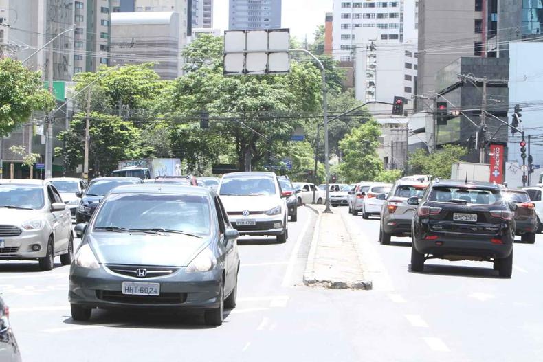 Trânsito na Avenida do Contorno com Nossa Senhora do Carmo(foto: Edesio Ferreira/EM/D.A press) Volume de carros na Avenida do Contorno com Nossa Senhora do Carmo