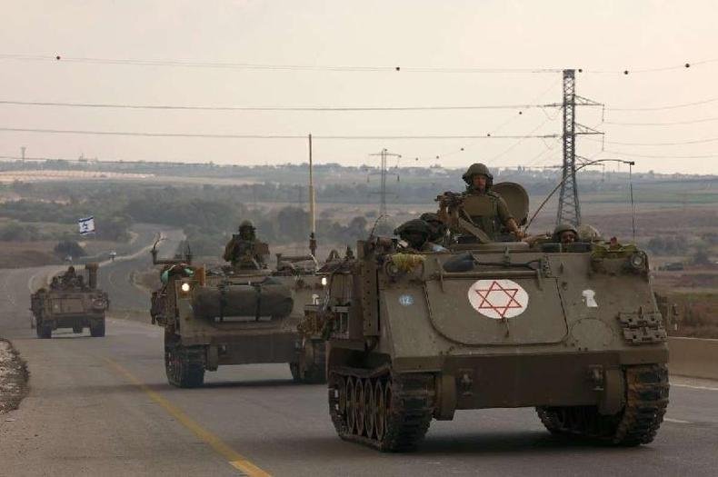 Soldados israelenses viajam em veículos blindados em direção à fronteira com a Faixa de Gaza em 16 de outubro de 2023, em meio às batalhas em curso entre Israel e o grupo Hamas(foto: (MENAHEM KAHANA / AFP)) Soldados israelenses viajam em veículos blindados em direção à fronteira com a Faixa de Gaza em 16 de outubro de 2023, em meio às batalhas em curso entre Israel e o grupo Hamas