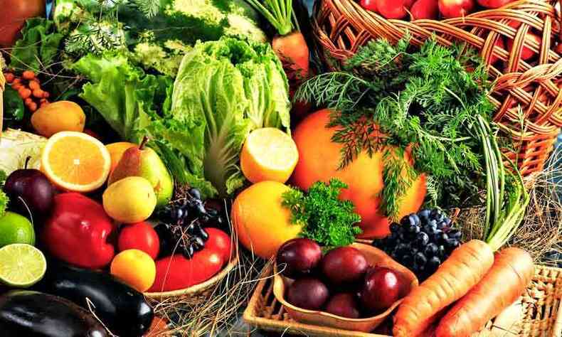 Alimentao saudvel, com frutas e legumes, ajuda a prevenir a flacidez(foto: Arboral/Reproduo)