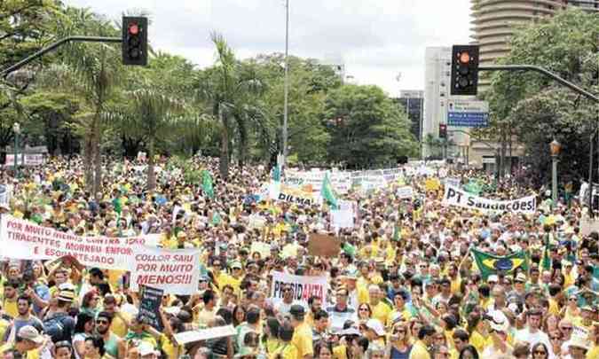 Na manifestao de 15 de maro, milhares de pessoas lotaram a Praa da Liberdade, com faixas e cartazes contra a presidente(foto: Sidney Lopes/EM/D.A Press)