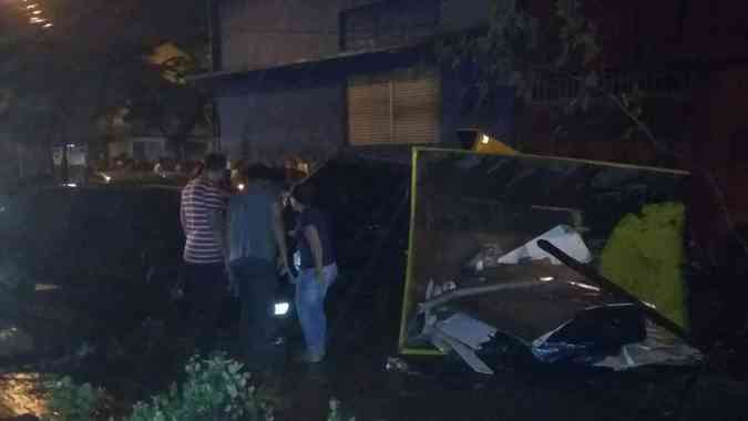 Enxurrada arrastou carros na Avenida Francisco S, no Bairro Prado, Regio Oeste de Belo HroizonteDivulgao