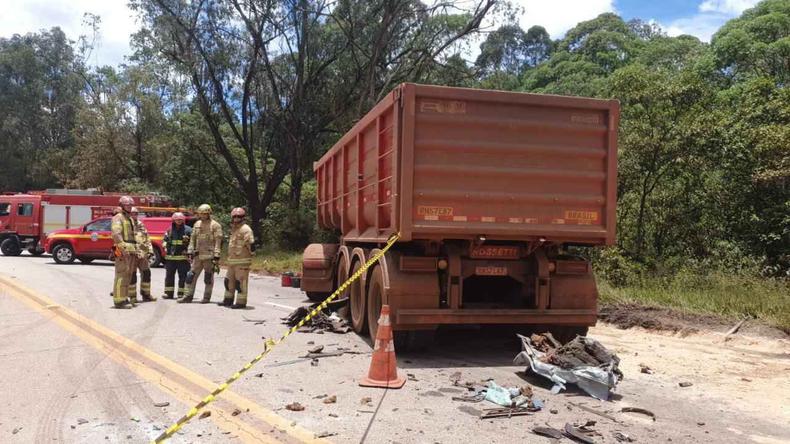 Vítima dirigia um veículo de passeio que se chocou contra um caminhão(foto: Sala de Imprensa CBMMG/Divulgação) Bombeiros em ação em uma ocorrência de acidente
