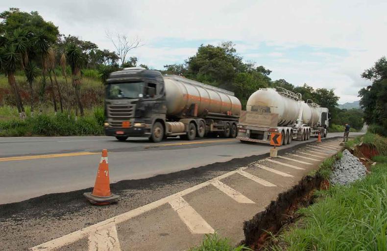 (foto: Edésio Ferreira/EM/D.A Press - 10/2/22) Investimentos em infraestrutura, como na recuperação de estradas, são necessários para o país voltar a crescer