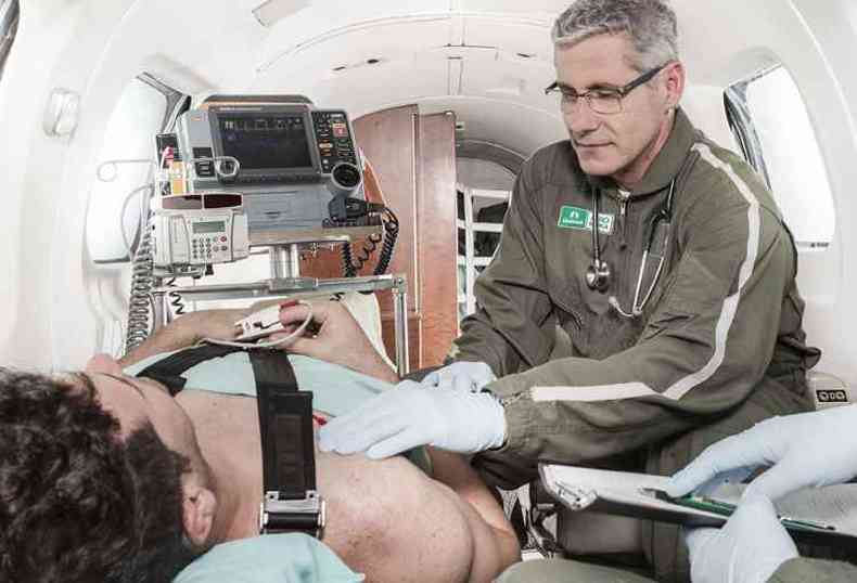 Paciente sendo atendido pela equipe da Unimed Aeromdica(foto: Unimed Aeromdica/Site Oficial)