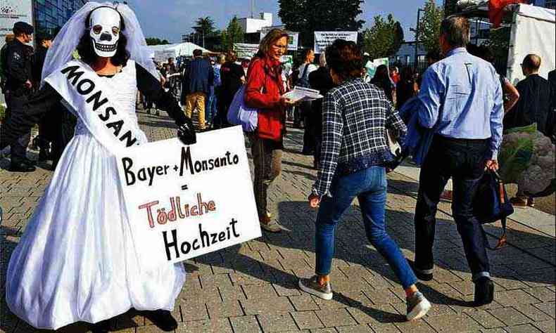 Manifestao na Alemanha contra a aquisio da Monsanto pela Bayer. Transao envolveu US$ 63 bilhes (foto: Patrik Stollarz/AFP 25/5/18)