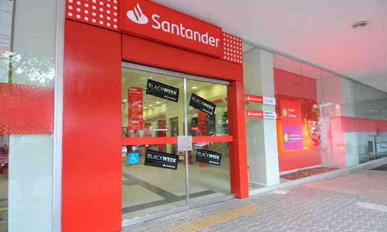 Bancos como o Santander fidelizam clientes e disputam novos consumidores com servios mais baratos (foto: Ramon Lisboa/EM/D.A Press)