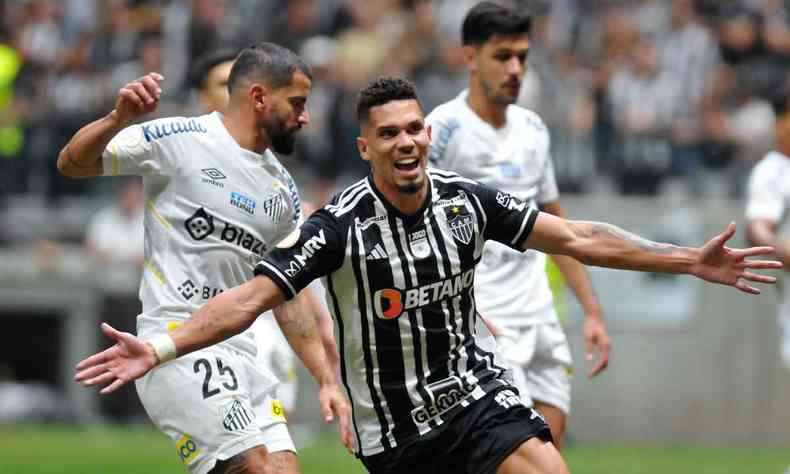 No primeiro jogo oficial da sua nova casa, Atltico venceu o Santos por 2 a 0, com gols do atacante Paulinho