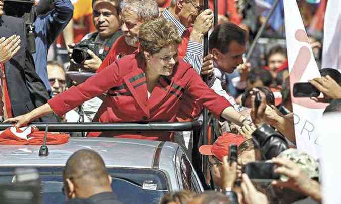 Em So Jos dos Campos (SP), ao lado do ex-presidente Lula, a candidata  reeleio distribuiu sorrisos e cumprimentos falou pouco(foto: Miguel Schincariol/AFP)