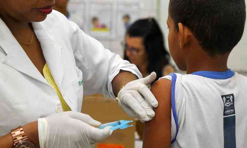 Criana recebe dose da vacina da plio