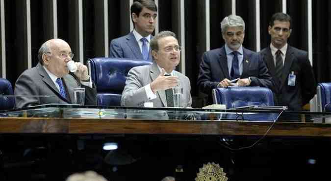 O presidente do Senado, Renan Calheiros (ao centro), adiou as votaes devido  reunio da CPI Mista da Petrobras (foto: Marcos Oliveira/Agncia Senado )