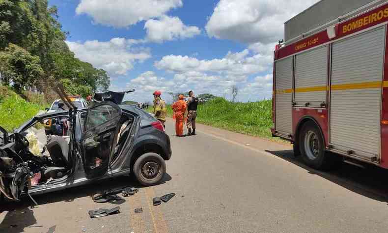 Carro fica destrudo aps acidente em Capetinga (MG)