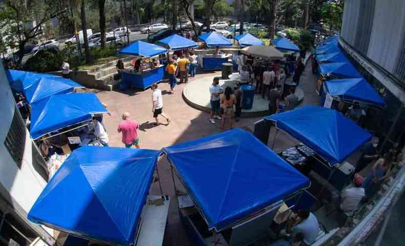 Tendas azuis organizadas em crculo na Mostr