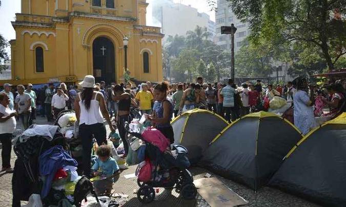 Desabrigados do prédio que desabou após incêndio na madrugada desta terça-feira acampam em frente a Igreja Nossa Senhora do Rosário dos Homens Pretos, no Largo do Paissandu, região central (foto: Rovena Rosa/Agência Brasil) Desabrigados do prédio que desabou após incêndio na madrugada desta terça-feira acampam em frente a Igreja Nossa Senhora do Rosário dos Homens Pretos, no Largo do Paissandu, região central (foto: Rovena Rosa/Agência Brasil)