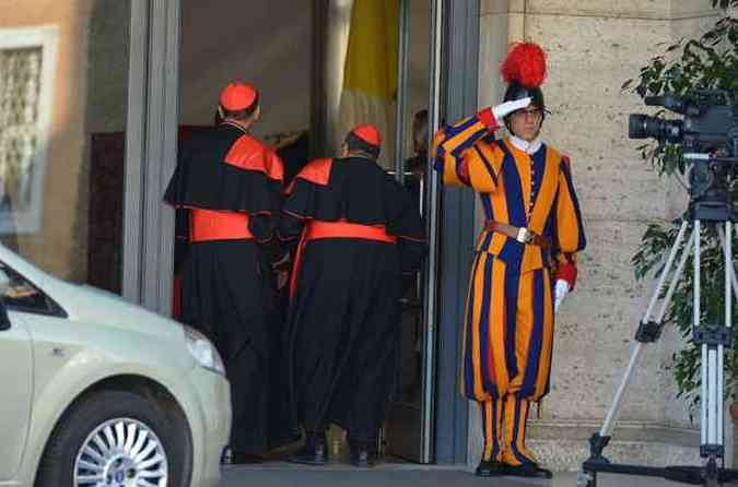 Cardeais reuniram-se e podero decidir data de incio do conclave ainda nesta segunda-feira(foto: VINCENZO PINTO / AFP)
