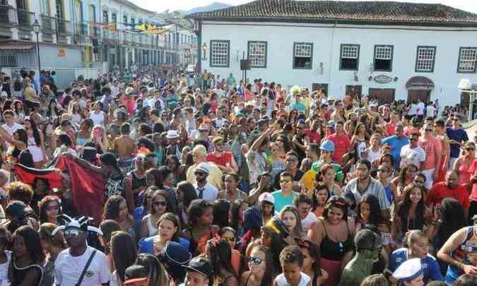 Prefeitura do municpio atingido pela tragdia calcula receber 30 mil folies nas estreitas ruas e praas, at tera-feira(foto: Paulo Filgueiras/EM/D.A Press)
