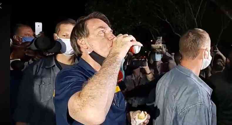 Enquanto comia cachorro-quente, Bolsonaro ouviu tradicionais gritos de 'mito', mas tambm foi xingado de lixo e chamado de assassino(foto: Reproduo Facebook)