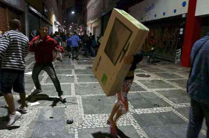 Cenas de saques foram vistas no centro de So Paulo(foto: Daniel Guimaraens / AFP)