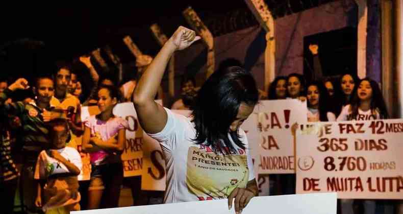 Joelma Lima de punha fechado e braos erguidos em protesto pela morte do filho