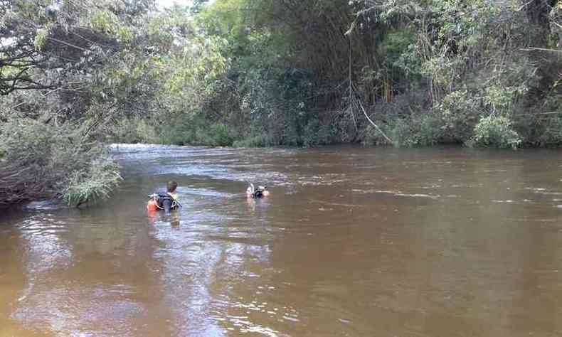 Militares encontraram os corpos a 5 metros de profundidade da margem do Rio Cip(foto: Corpo de Bombeiros/ Divulgao )
