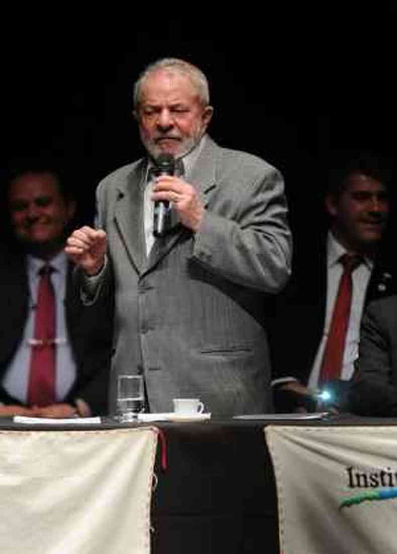 Ex-presidente lembrou apresentao de power point do Ministrio Pblico, em que Lula aparece como chefe do esquema(foto: Alexandre Guzanshe/EM/D.A Press)
