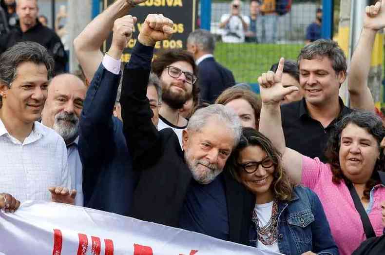 Haddad esteve ao lado de Lula quando o ex-presidente deixou a priso(foto: RODOLFO BUHRER/REUTERS)