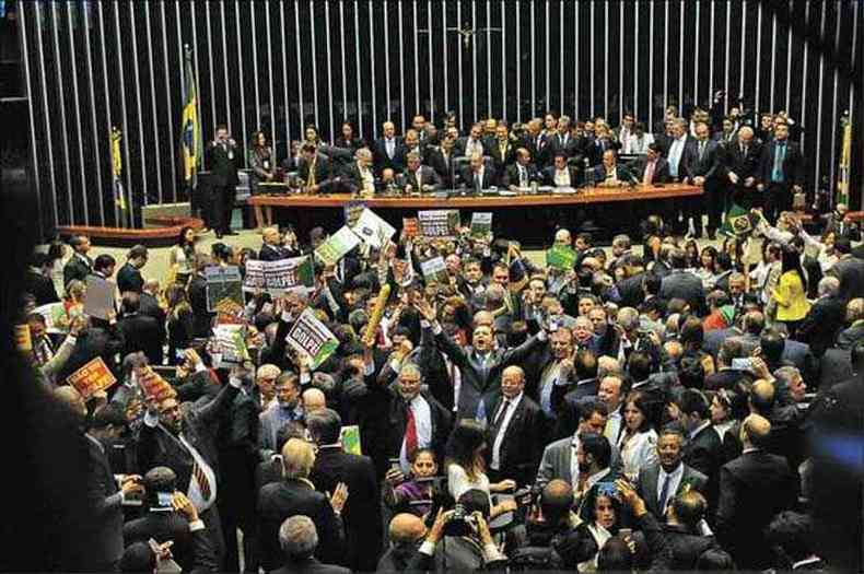 Uma das propostas de emenda constitucional prev o corte de 25% das cadeiras da Cmara, limitando a 385 o nmero de deputados federais(foto: Carlos Moura/CB/D.A Press)