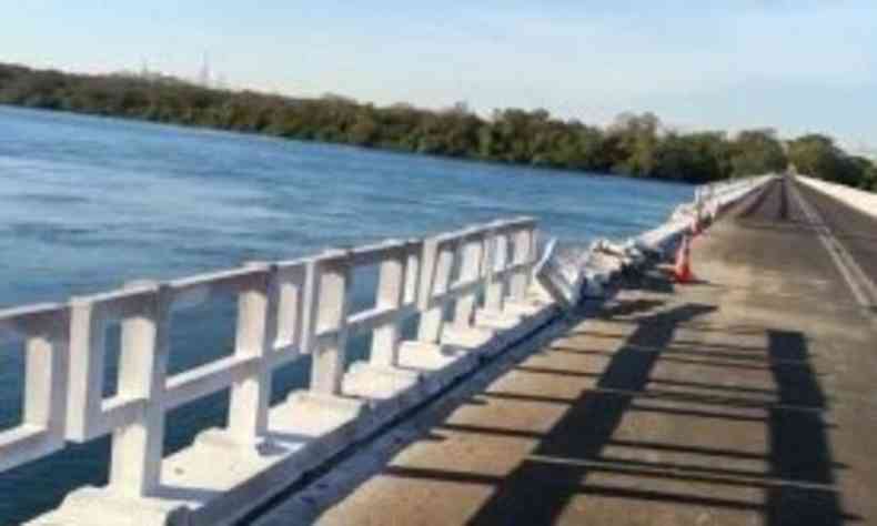Acidente aconteceu na ponte do Rio Grande, prximo do municpio de Conceio das Alagoas, em Minas(foto: Reproduo/ Internet)