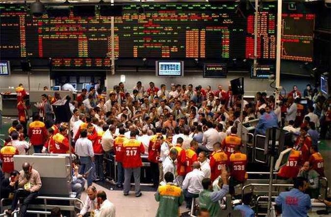 Preg�o na Bovespa: redu��o de aplicadores pessoas f�sicas no momento de grande oscila��o nas cota��es(foto: CHRISTIAN TRAGNI/FOLHAPRESS %u2013 24/11/10)