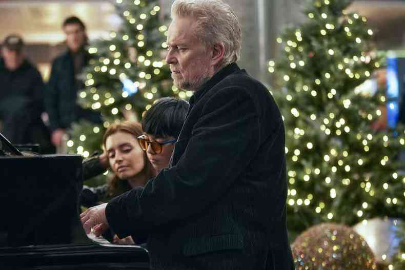 Ator toca piano em cena da srie Nevasca de Natal